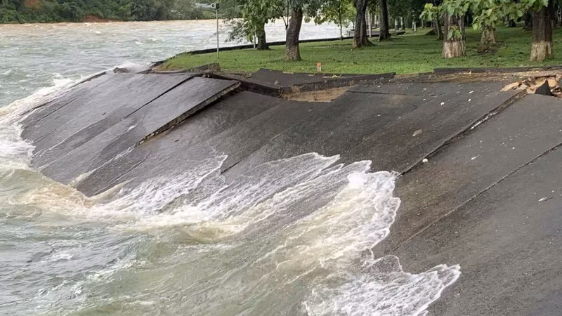 Mực nước hồ thủy điện Thác Bà dâng cao.