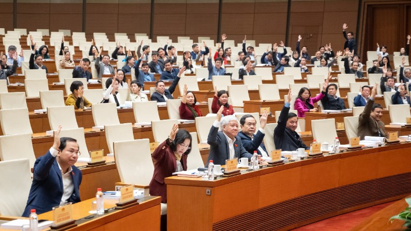 Chủ tịch Quốc hội Trần Thanh Mẫn và các đại biểu biểu quyết tại hội nghị. (Ảnh: DUY LINH)