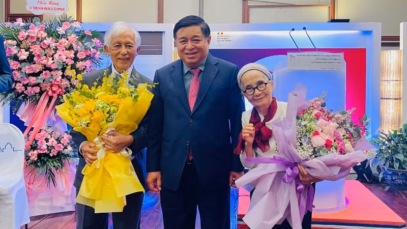 Phó Thủ tướng Chính phủ Nguyễn Chí Dũng và vợ chồng Giáo sư Jean Trần Thanh Vân và Lê Kim Ngọc.