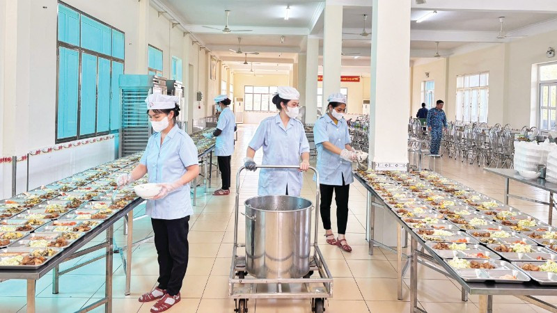 Nhân viên hậu cần Lữ đoàn 189 chuẩn bị suất ăn cho bộ đội.