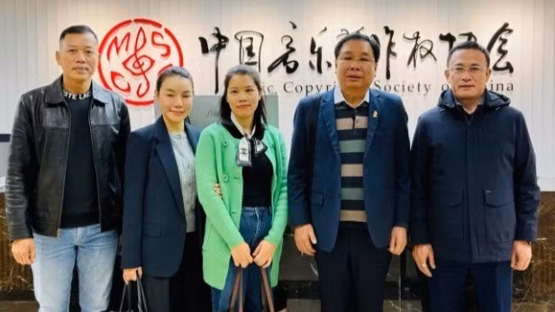 Tổng Giám đốc Trung tâm Bảo vệ Quyền tác giả Âm nhạc Việt Nam Đinh Trung Cẩn (thứ hai từ phải sang) tại cuộc họp của Liên minh Quốc tế các Hiệp hội những Nhà Soạn nhạc và Lời, tổ chức tại Bắc Kinh, Trung Quốc, tháng 10/2025.