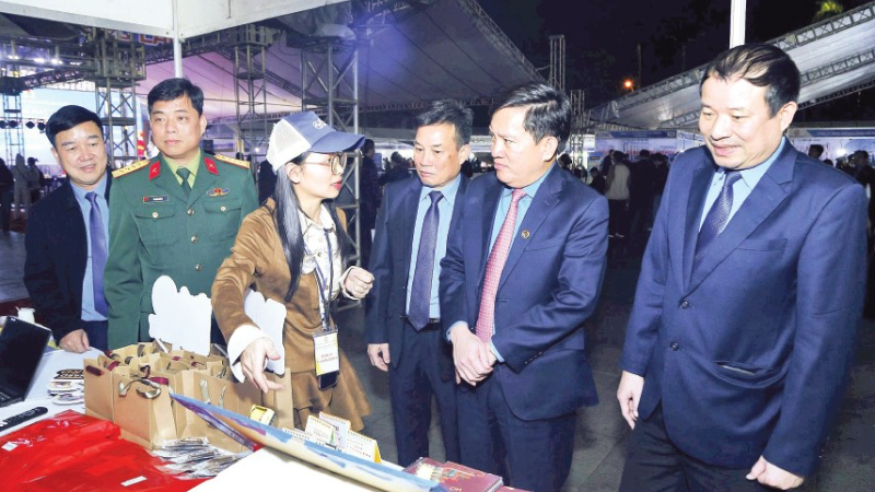 Lãnh đạo Liên đoàn Lao động thành phố Hải Phòng và các đại biểu thăm các gian hàng tuyển dụng tại Ngày hội Việc làm lần thứ nhất năm 2025. (Ảnh: PHẠM CƯỜNG)