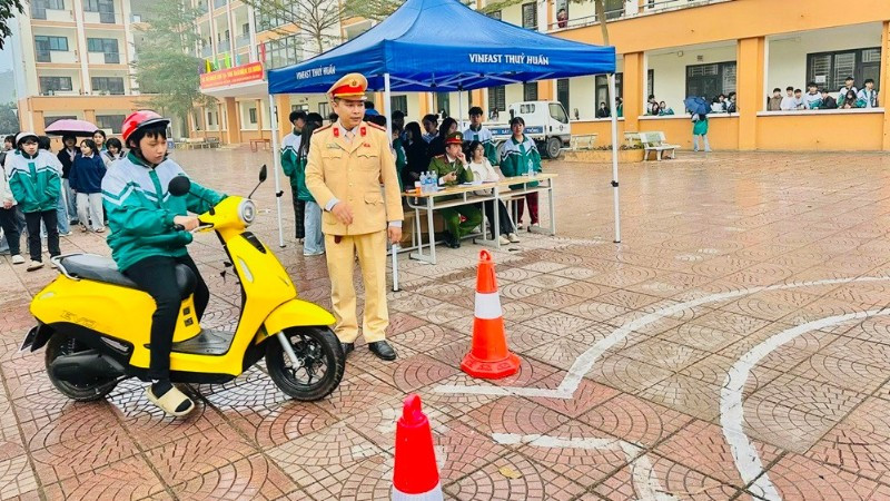 Cán bộ Phòng cảnh sát giao thông tỉnh Lào Cai hướng dẫn tập sa hình đối với học sinh xã Văn Chấn. (Ảnh: THANH SƠN)