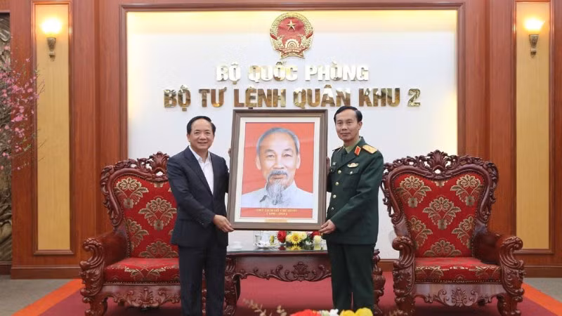 Đồng chí Trịnh Văn Quyết tặng Quân khu 2 bức tranh Bác Hồ với mong muốn cán bộ, chiến sĩ lực lượng vũ trang Quân khu luôn ghi nhớ và làm theo lời Bác dạy.