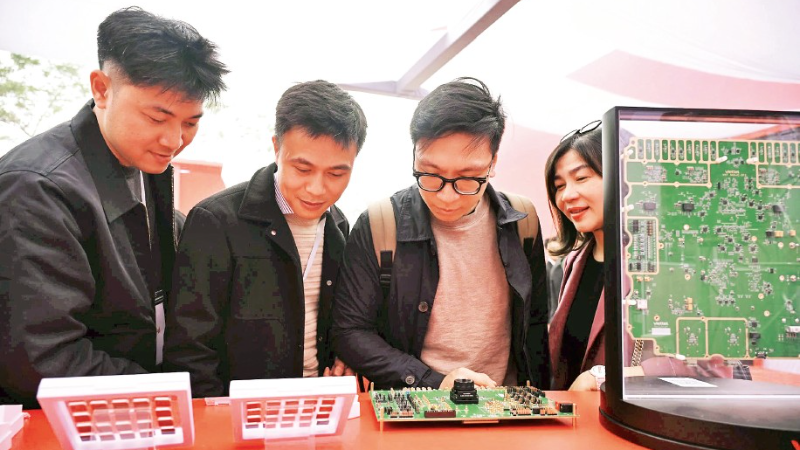 Sản phẩm của Viettel thu hút khách tham quan tại lễ khởi công nhà máy bán dẫn. (Ảnh MINH SƠN)