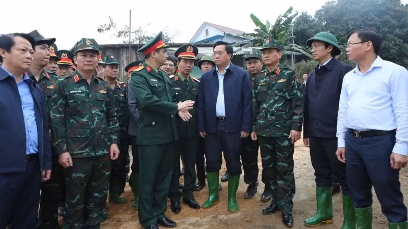 Chủ tịch Ủy ban nhân dân tỉnh Phú Thọ Trần Duy Đông (áo đen, đứng giữa) trao đổi với các đơn vị quân đội về phương án lắp cầu phao qua sông Lô.