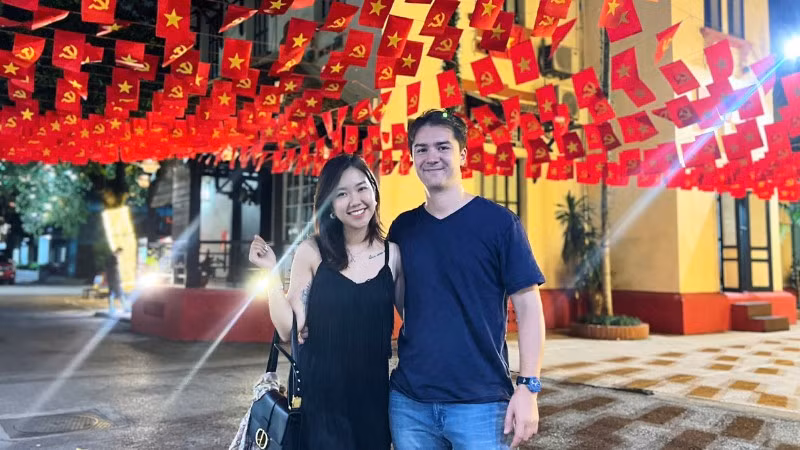 Đạo diễn François Bibonne ấn tượng với bầu không khí Thủ đô những ngày này. (Ảnh: Nhân vật cung cấp)