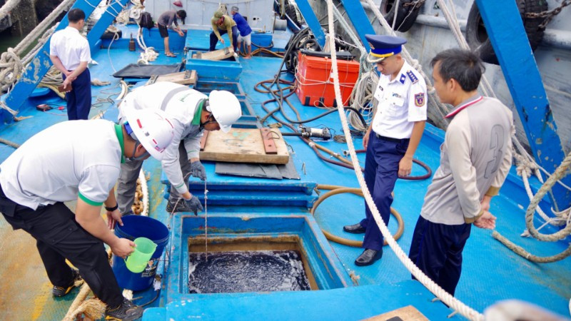 Tổ giám định tiến hành kiểm tra dầu trong khoang tàu. (Ảnh: Bộ Tư lệnh Vùng Cảnh sát biển 3)