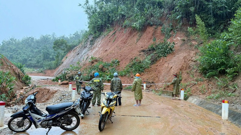Mưa lớn đã làm nhiều tuyến đường sạt lở, đứt gãy.