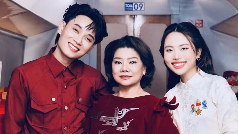 Nghệ sĩ Nhân dân Thanh Hoa, Trúc Nhân và Phương Mỹ Chi trong hậu trường MV "Made in VietNam". (Ảnh: Nhân vật cung cấp)