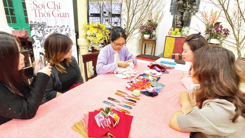 Một buổi thực hành kỹ thuật thêu trong dự án “Sợi chỉ thời gian”.