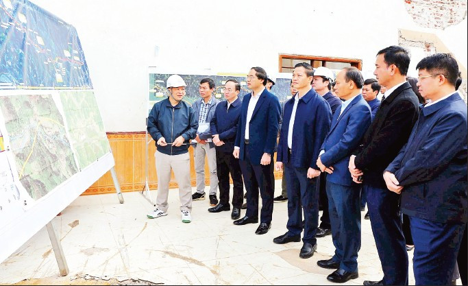 Thường trực Tỉnh ủy Thái Nguyên kiểm tra công tác giải phóng mặt bằng dự án đường cao tốc Chợ Mới-Bắc Kạn. (Ảnh QUÝ ĐÔN)