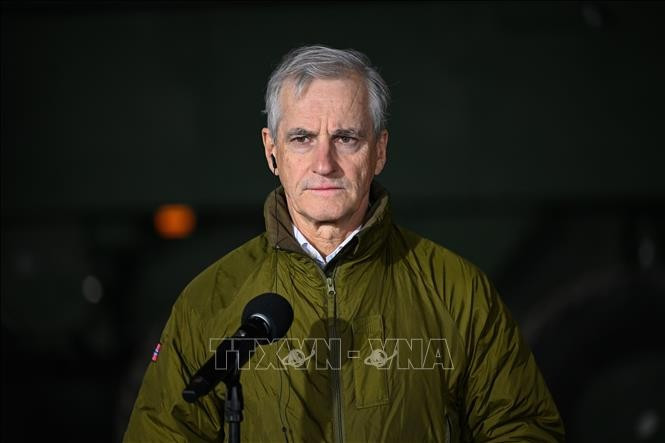 Thủ tướng Na Uy Jonas Gahr Store trong cuộc họp báo tại Lipa, miền Đông Nam Ba Lan ngày 23/2/2026. (Ảnh: PAP/TTXVN)