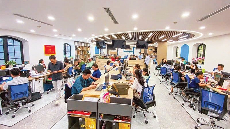 Quang cảnh làm việc tại tòa soạn hội tụ của Nhân Dân điện tử.