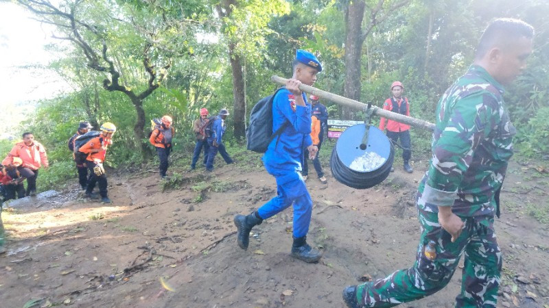 Một trực thăng của không quân tham gia tìm kiếm đã phát hiện một mảnh cửa sổ máy bay trong khu rừng trên sườn núi Bulusaraung. Ngay sau đó, lực lượng cứu hộ mặt đất tìm thấy nhiều mảnh vỡ lớn, được cho là phần thân chính và đuôi máy bay, nằm rải rác trên một sườn núi dốc. (Ảnh: THX/TTXVN)