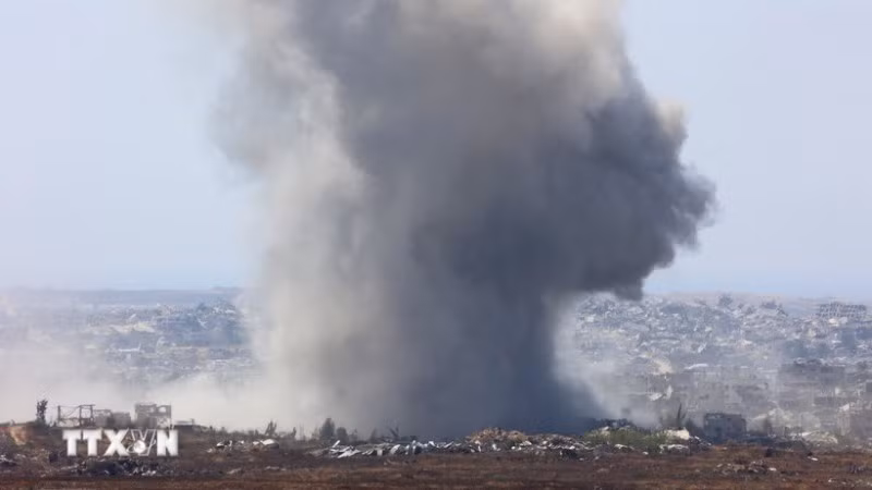 Khói bốc lên sau cuộc không kích của Israel xuống Dải Gaza. (Ảnh: THX/TTXVN)