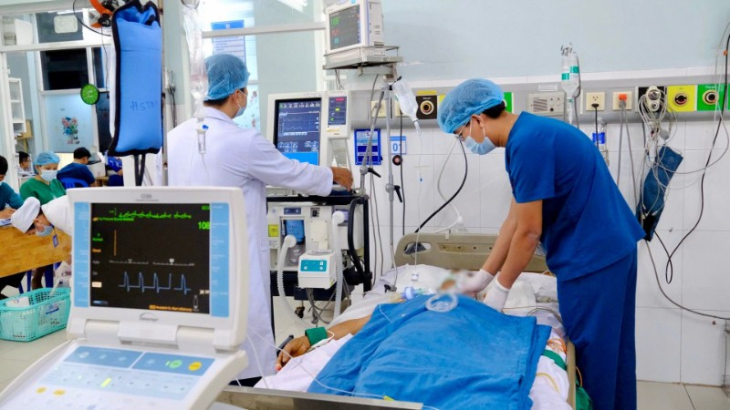 Ê-kíp can thiệp tại Bệnh viện đa khoa Thủ Đức cấp cứu ca nhồi máu cơ tim. (Ảnh: Bệnh viện cung cấp)