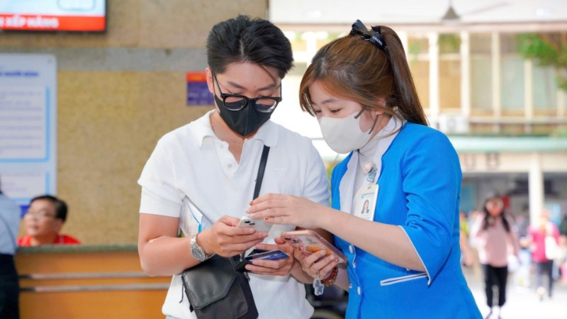 Hướng dẫn người dân thực hiện thao tác trên ứng dụng UMC Care. (Ảnh: Bệnh viện cung cấp)