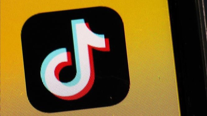 Biểu tượng ứng dụng TikTok trên màn hình điện thoại di động. (Ảnh: Kyodo/TTXVN)