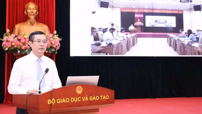 Thứ trưởng Giáo dục và Đào tạo Nguyễn Văn Phúc phát biểu. 