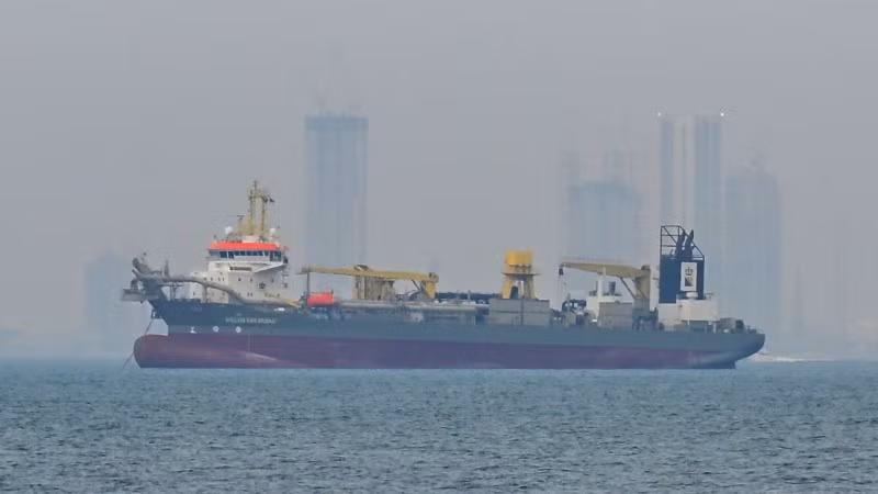 Tàu thương mại neo đậu ngoài khơi bờ biển thành phố Dubai, Các tiểu vương quốc Arab thống nhất khi hệ thống hàng hải bị gián đoạn tại eo biển Hormuz, ngày 2/3/2026. (Ảnh: Anadolu Agency/TTXVN)