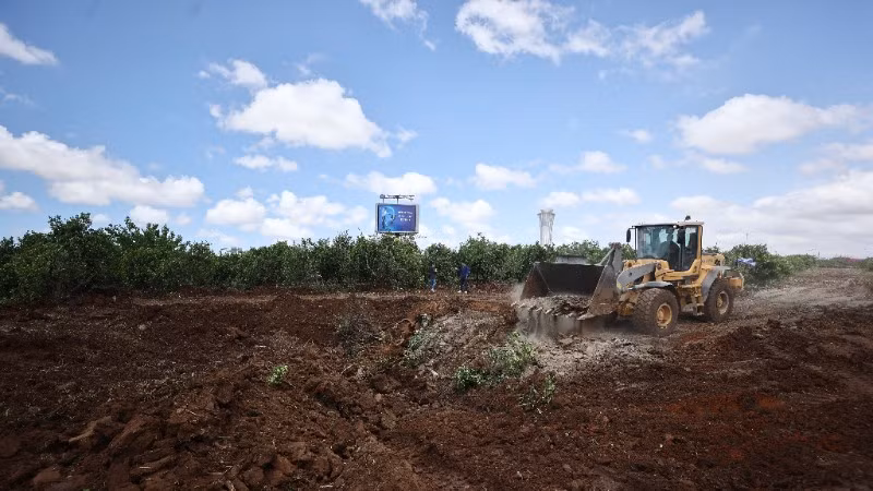 Hiện trường một vụ tấn công bằng tên lửa tại Tel Aviv, Israel. (Ảnh: THX/TTXVN)