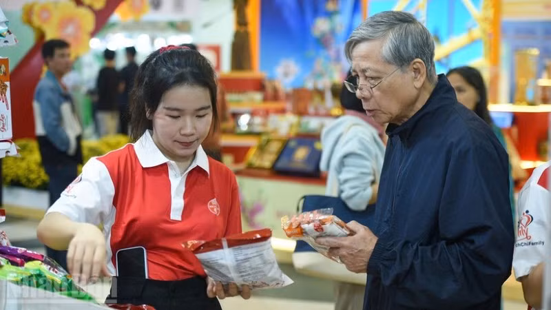 Người dân mua sắm tại hội chợ.