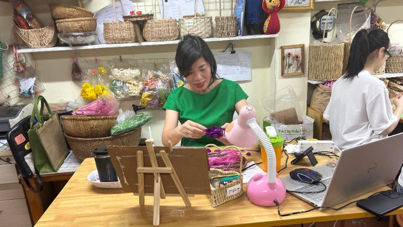 Chị Nguyễn Trang Phương tại xưởng hoa khô Phương Xavia.