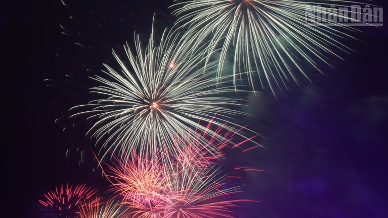 [Video] Màn pháo hoa chào mừng năm mới tại Khai mạc Lễ hội hoa đào xứ Lạng năm 2026