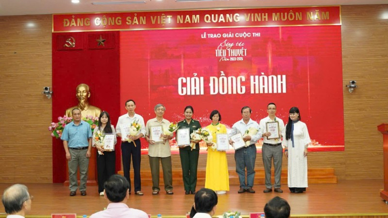 Lễ trao giải Cuộc thi Sáng tác Tiểu thuyết lần thứ I do Thời báo Văn học Nghệ thuật tổ chức, tạo sân chơi bổ ích cho đội ngũ sáng tác nhiều thế hệ.