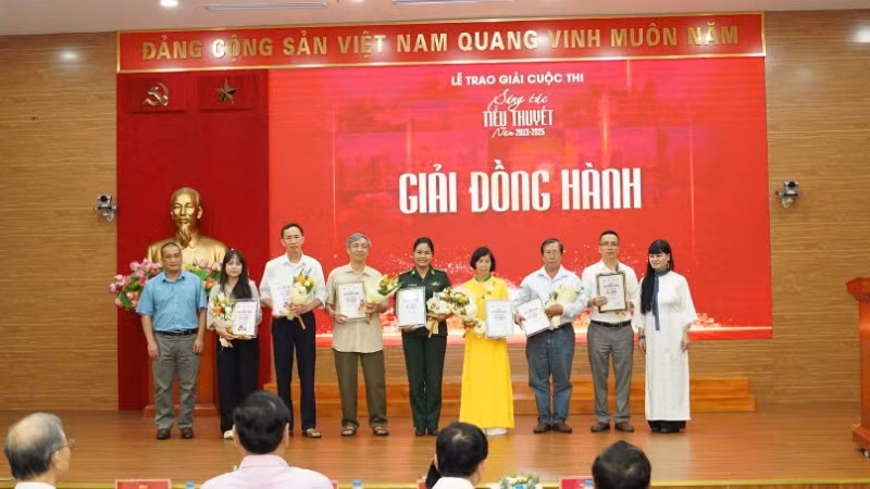 Lễ trao giải Cuộc thi Sáng tác Tiểu thuyết lần thứ I do Thời báo Văn học Nghệ thuật tổ chức, tạo sân chơi bổ ích cho đội ngũ sáng tác nhiều thế hệ.