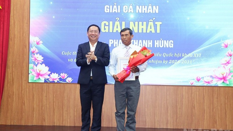 Phó Chủ tịch Ủy ban nhân dân tỉnh Quảng Ngãi Nguyễn Công Hoàng trao giải Nhất cuộc thi cho ông Phan Thanh Hùng, ở xã Đông Sơn.