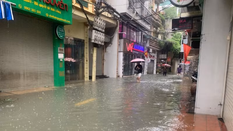 Mưa to khiến nhiều khu vực tại Hà Nội ngập úng.