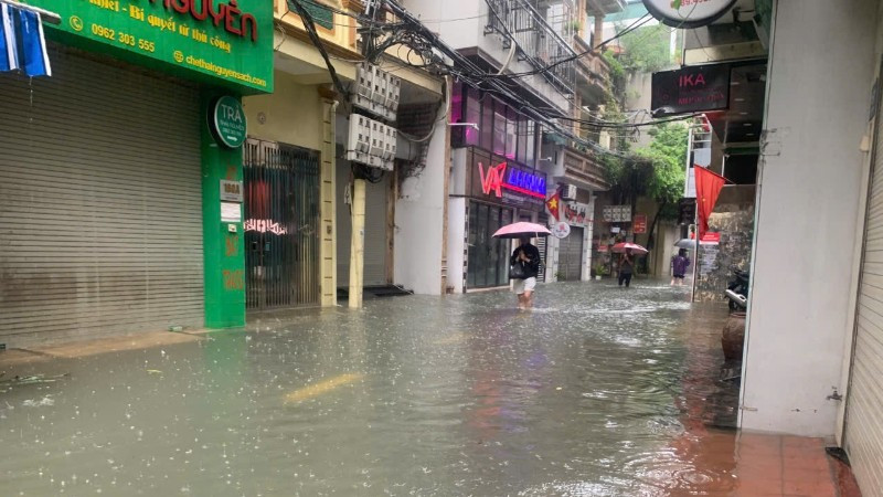 Mưa to khiến nhiều khu vực tại Hà Nội ngập úng.