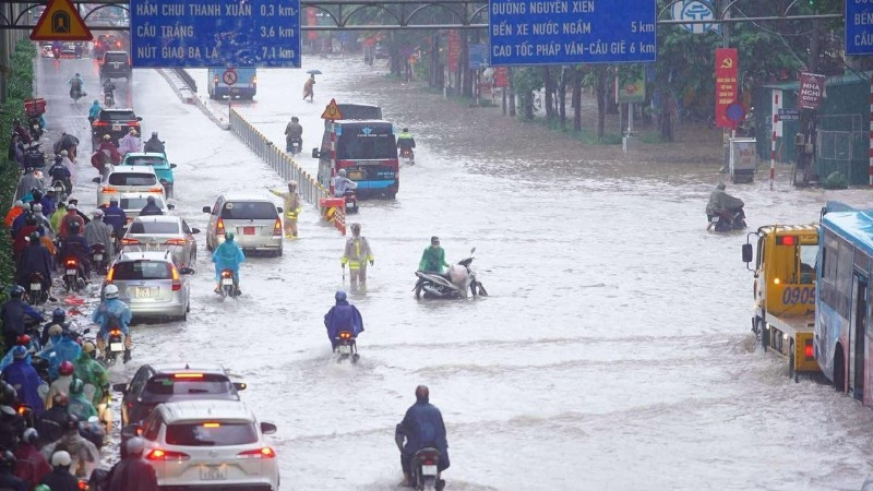 Lực lượng chức năng tổ chức điều tiết, phân luồng, bảo đảm an toàn giao thông cho người dân lưu thông qua khu vực Nguyễn Trãi.