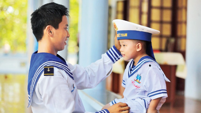 Chiến sĩ hải quân cùng em nhỏ trên đặc khu Trường Sa. (Ảnh: THẾ ĐẠI)