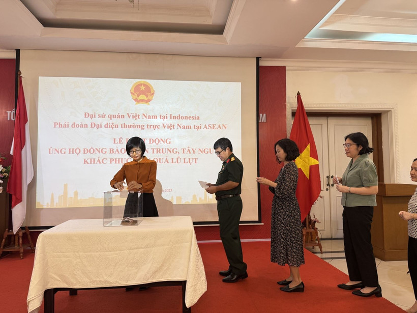 Đại sứ Phái đoàn thường trực Việt Nam tại ASEAN Tôn Thị Ngọc Hương và các cán bộ Việt Nam tại lễ quyên góp. (Ảnh: TTXVN)