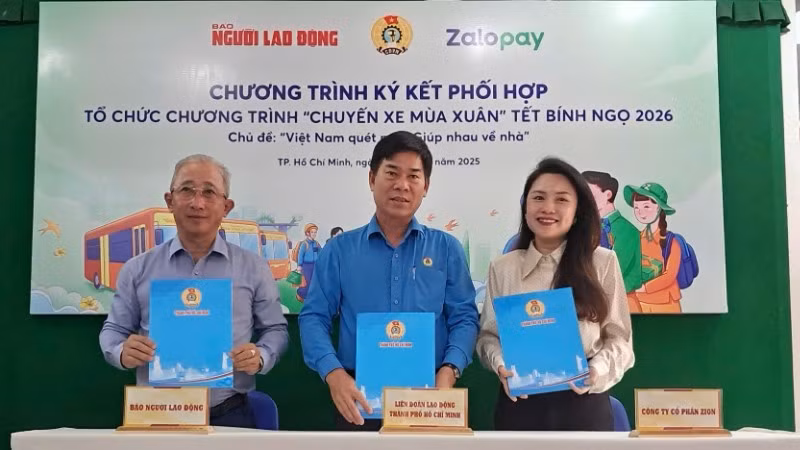 Đại diện 3 đơn vị chính thức ký kết khởi động Chuyến xe mùa Xuân 2026 (Ảnh: THÙY DƯƠNG)