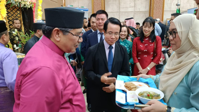 Giới thiệu về món phở và nem Việt Nam tại một sự kiện văn hóa ở Brunei. (Ảnh ĐẠI SỨ QUÁN VIỆT NAM TẠI BRUNEI)