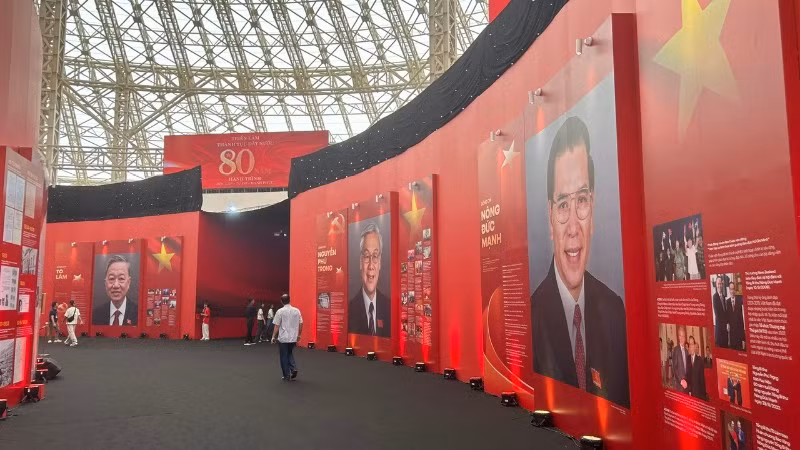 Quang cảnh phân khu “Chủ tịch Hồ Chí Minh và các Tổng Bí thư của Đảng” tại triển lãm “95 năm Cờ Đảng soi đường”. 