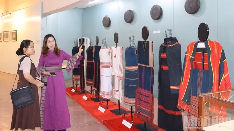 Giới thiệu trang phục truyền thống các dân tộc thiểu số ở các xã phía tây tỉnh Quảng Ngãi tại Tuần Di sản văn hóa Quảng Ngãi năm 2025.