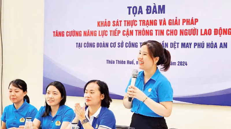 Tăng cường năng lực tiếp cận thông tin cho người lao động ngành dệt may.