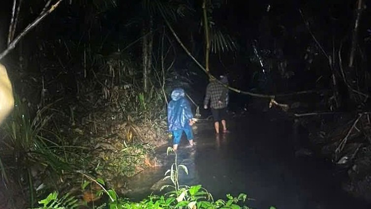 Công an xã phối hợp Bộ đội Biên phòng và lực lượng chức năng xã Kim Ngân, tỉnh Quảng Trị xuyên đêm tìm kiếm chị Một.