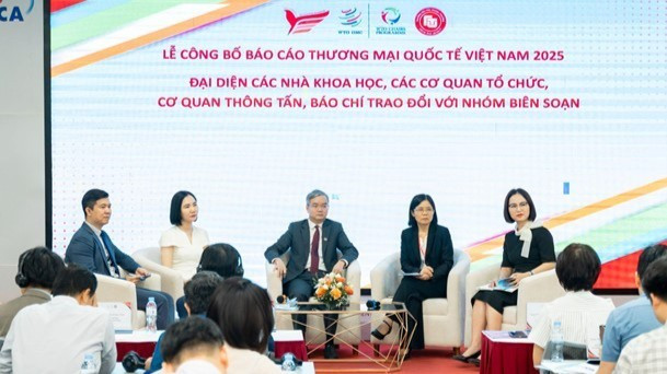 Không gian đối thoại đa chiều giữa giới học thuật, cơ quan quản lý và cộng đồng doanh nghiệp tại buổi lễ.