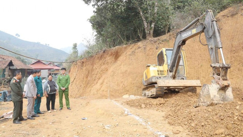 Lực lượng Công an và các đơn vị tiến hành rà soát thực trạng khu vực xây nhà của các gia đình.