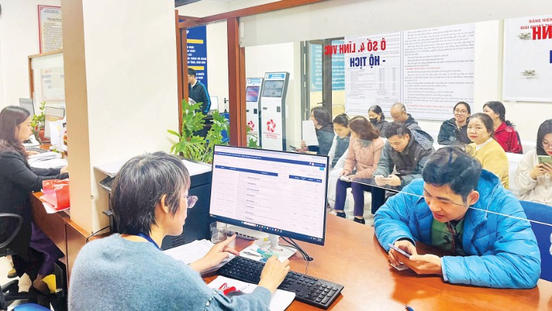 Người dân làm thủ tục đăng ký hộ tịch tại bộ phận một cửa phường Định Công, Hà Nội.