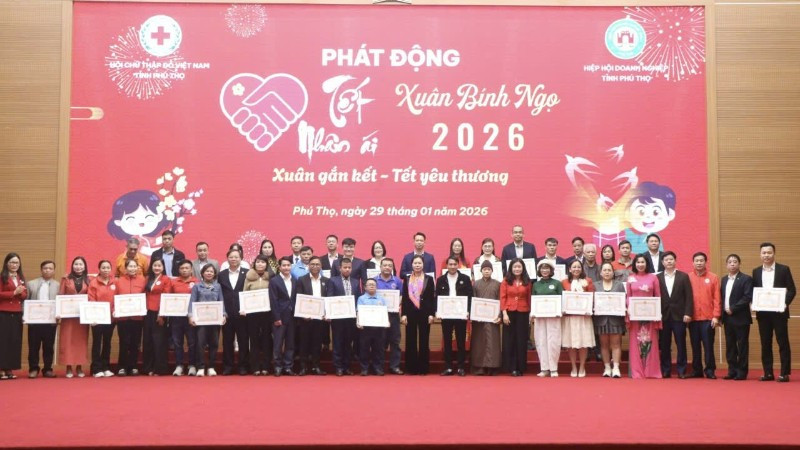 Lãnh đạo tỉnh trao bản ghi nhận “Tấm lòng nhân đạo” cho các cơ quan, đơn vị, doanh nghiệp và các nhà hảo tâm.