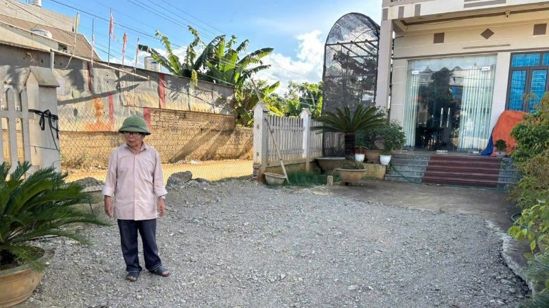 Khu vực sân nhà ông Lê Văn Sinh, tiểu khu Quyết Thắng, xã Mai Sơn đã được đổ đất đá để trám lại vị trí bị sụt lún.