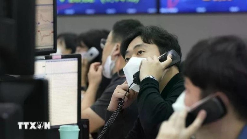 Giao dịch viên tại sàn chứng khoán Seoul, Hàn Quốc. (Nguồn: AP/TTXVN)