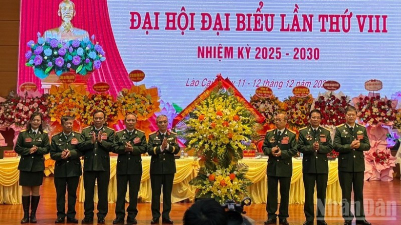 Thượng tướng Phạm Hồng Hương, Phó Chủ tịch Hội Cựu chiến binh Việt Nam tặng hoa chúc mừng Đại hội. (Ảnh: THANH SƠN)